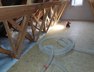 Zateplení stropu rodinného domu pomocí foukané izolace